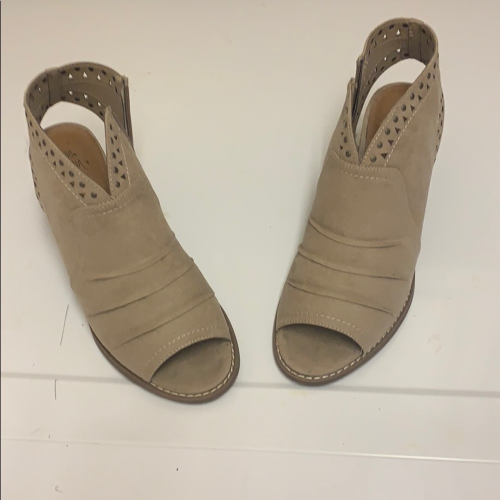 Never worn toe shoes. 2-1/2” wedge. Size 8